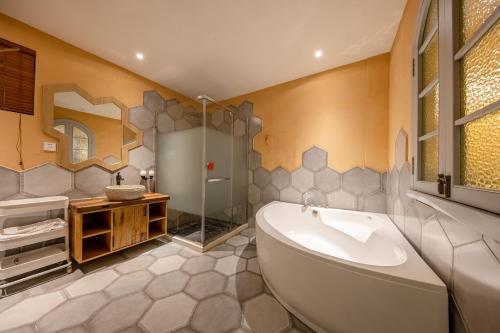 a large bathroom with a tub and a shower at 杭州茶香丽舍旅居民宿 in Hangzhou