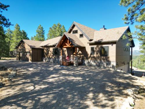 an image of a house with a barn at Elk Haven in Alton