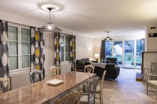 une cuisine et un salon avec une table et des chaises dans l'établissement Gite du parc, à Mer