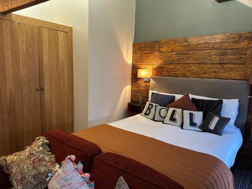 a bedroom with a bed with a wooden headboard at Harrys lounge in Whitby