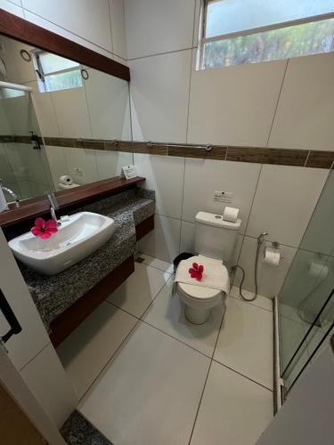 a bathroom with a toilet and a sink at Pousada Alto da Floresta Noronha by Alto da Ilha in Fernando de Noronha