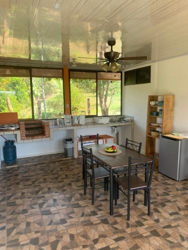 Una cocina y un comedor con mesa y sillas. en Finca flo, en Carara