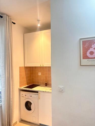 - une cuisine avec lave-linge et sèche-linge dans la chambre dans l'établissement La Suite Saint-Sébastien, à Paris