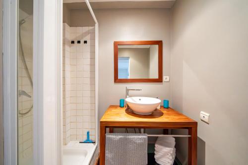 une salle de bain avec un lavabo et un miroir dans l'établissement Appartement en plein coeur de Cagnes sur Mer, à Cagnes-sur-Mer