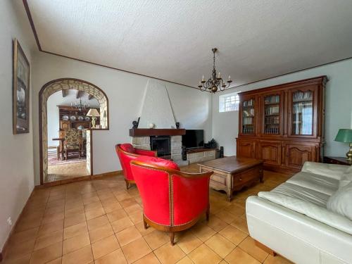 un salon avec un canapé et une table dans l'établissement Steredennvor, à Pleubian