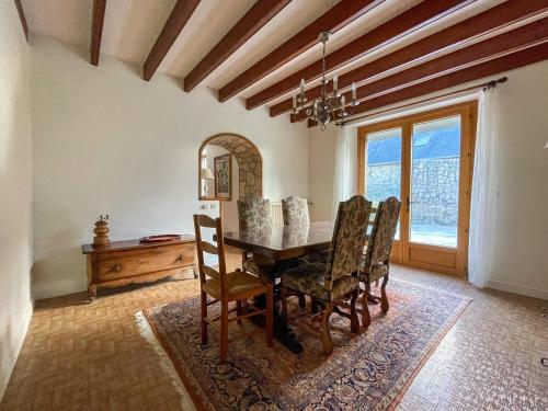 une salle à manger avec une table et des chaises et une fenêtre dans l'établissement Steredennvor, à Pleubian