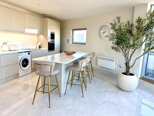 Cardiff Skyline Penthouse Apartment Free Parking Sleeps 8 photo 23