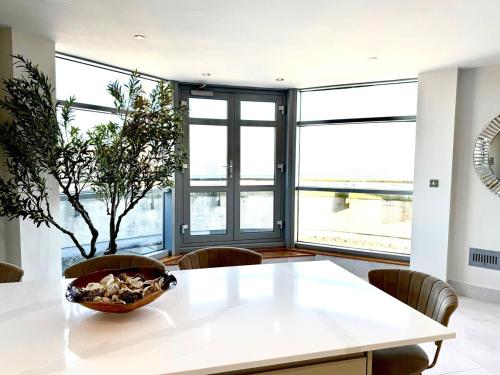 Cardiff Skyline Penthouse Apartment Free Parking Sleeps 8 photo 28