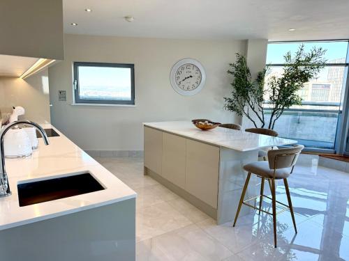 Cardiff Skyline Penthouse Apartment Free Parking Sleeps 8 photo 32
