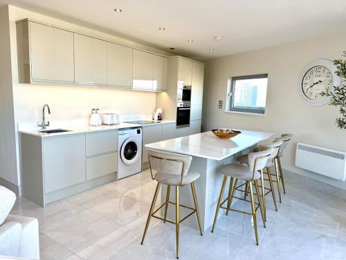 Cardiff Skyline Penthouse Apartment Free Parking Sleeps 8 photo 34