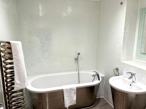 Cardiff Skyline Penthouse Apartment Free Parking Sleeps 8 photo 39