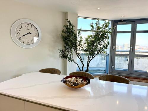 Cardiff Skyline Penthouse Apartment Free Parking Sleeps 8 photo 42