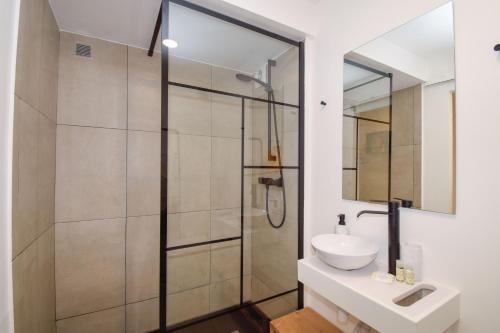 un bagno con doccia e lavandino bianco di Cozy Studio near the beach a Cascais