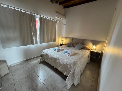 a bedroom with a bed and a window at ELEMENTOS MAR AZUL acceso directo a playa x complejo in Mar Azul