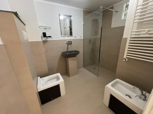 une salle de bain avec toilettes, lavabo et douche dans l'établissement Lovely Sunny Studio, à Menton