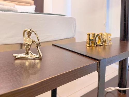 a table with a gold shoe on top of it at Condomínio Residencial Duo JK Sky - São José do Rio Preto in Sao Jose do Rio Preto