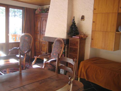 - une salle à manger avec une table, des chaises et un lit dans l'établissement Studio avec balcon, 3 pers, Courchevel 1850, proche parking - FR-1-514-5, à Courchevel