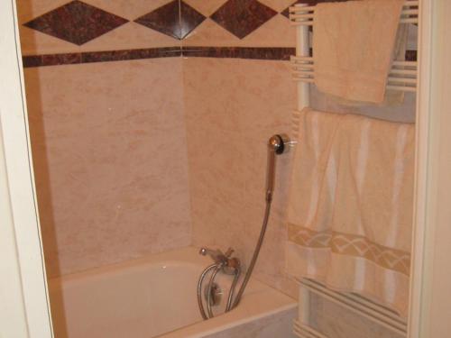 La salle de bains est pourvue d'une baignoire et d'un rideau de douche. dans l'établissement Studio avec balcon, 3 pers, Courchevel 1850, proche parking - FR-1-514-5, à Courchevel