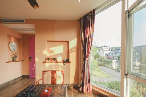 a bedroom with a large window with a view of a street at 杭州茶香丽舍旅居民宿 in Hangzhou