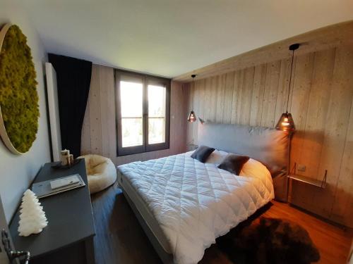 une chambre avec un grand lit et une fenêtre dans l'établissement Appartement skis aux pieds, 3 chambres, rénové, idéalement situé près des commerces à Courchevel 1650 - FR-1-514-61, à Courchevel