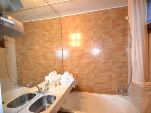 une salle de bain avec un lavabo et une baignoire dans l'établissement Charmant appartement rustique à Courchevel, 5 pers, près des pistes - FR-1-514-29, à Courchevel