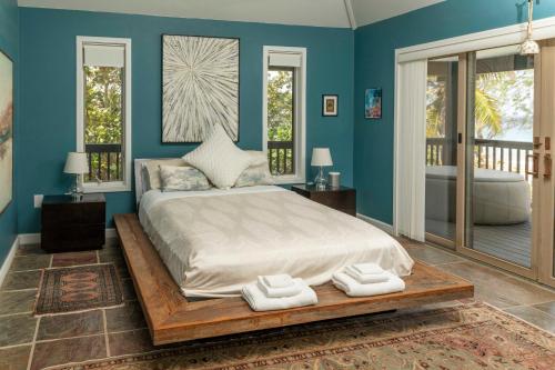 Ένα ή περισσότερα κρεβάτια σε δωμάτιο στο Featherstone Estate, Cayman Brac
