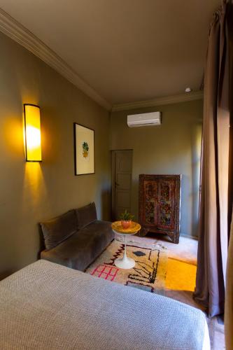 un salon avec un canapé et une table dans l'établissement Riad 117, à Marrakech