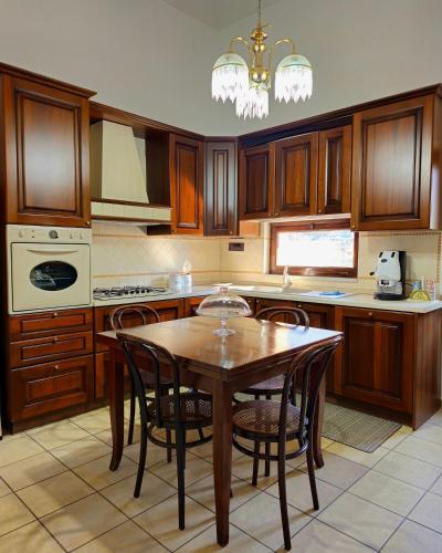 Η κουζίνα ή μικρή κουζίνα στο Vesuvius Penthouse Stay near Pompei & Amalfi Coast