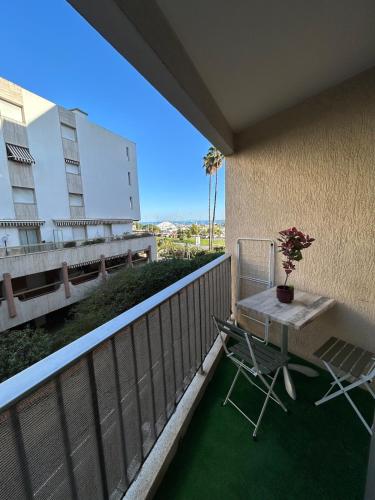 d'un balcon avec une table et une chaise. dans l'établissement Studio - Menton vue mer, à Menton