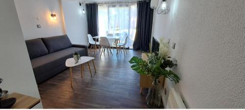 a living room with a couch and a table at Appartement résidence de vacances les Hameaux de Camargue in Arles
