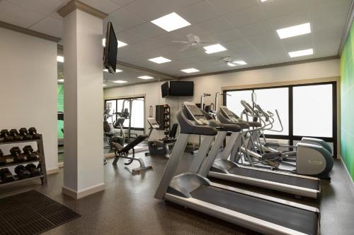 Pusat kecergasan dan/atau kemudahan kecergasan di Holiday Inn Boston - Cambridge Area by IHG