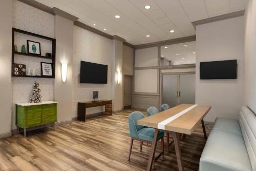 Televisyen dan/atau pusat hiburan di Holiday Inn Boston - Cambridge Area by IHG