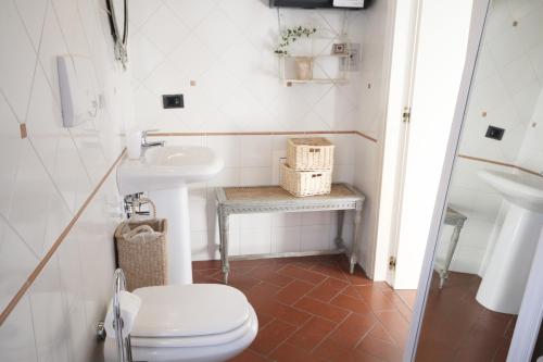 uma casa de banho com um WC e um lavatório em Zaffiro Bianco em San Gimignano