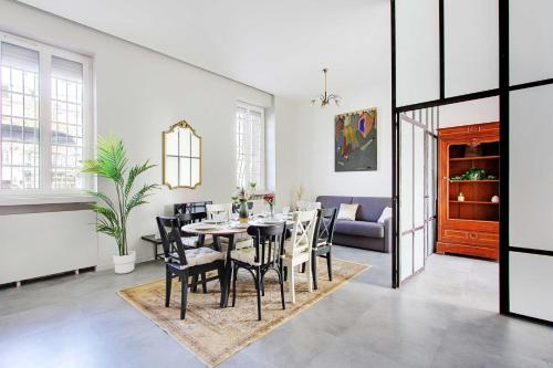 une salle à manger avec une table et des chaises dans l'établissement Magnificent apartment - 2BR 7P - Buttes Chaumont, à Paris