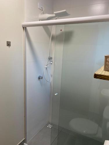 Ένα μπάνιο στο Loft Para Casais com Jacuzzi - Aloha Lofts Mariscal - Pipeline