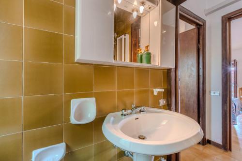 Casa TamponiBurricheddu 1的浴室里有洗手池和镜子