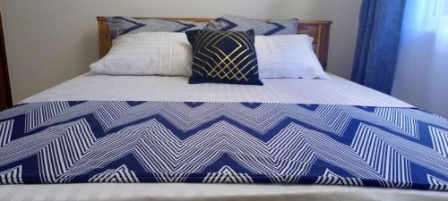 Giường trong phòng chung tại 1 bedroom modern spacious Mombasa Cbd