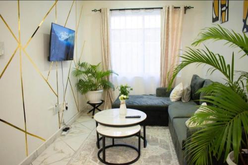 Khu vực ghế ngồi tại 1 bedroom modern spacious Mombasa Cbd