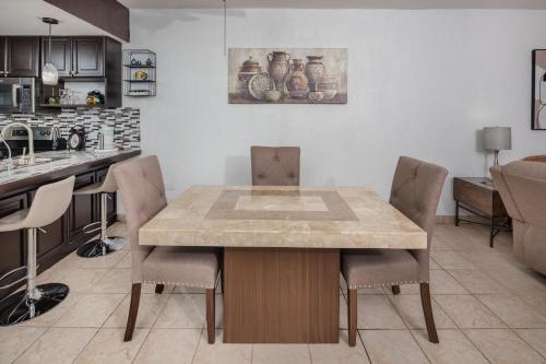 a kitchen with a table and chairs in a kitchen at 301 C Princesa de peñasco in Puerto Peñasco