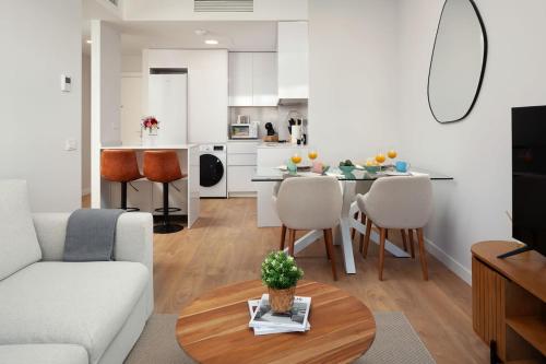 Your Sunny Retreat! Modern apt steps to the beach