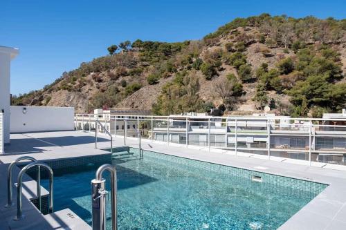 Your Sunny Retreat! Modern apt steps to the beach