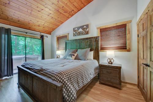 a bedroom with a bed and a wooden ceiling at Smoky's Lodge in Pigeon Forge