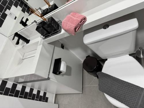 a bathroom with a white toilet in a room at 3-Apto Studio Liberdade 450' Metrô -Teatro Renault in Sao Paulo