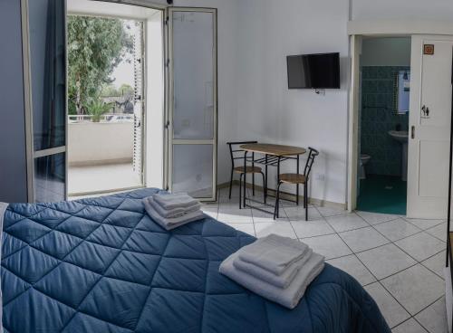 Ένα ή περισσότερα κρεβάτια σε δωμάτιο στο In Riva al Mare