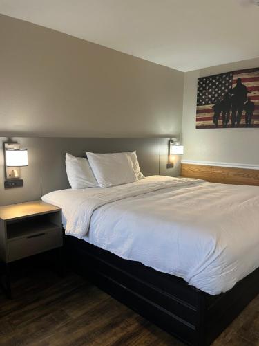 Hallmarc Inn & Suites of West Memphisにあるベッド