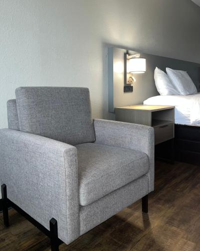 Hallmarc Inn & Suites of West Memphisにあるシーティングエリア