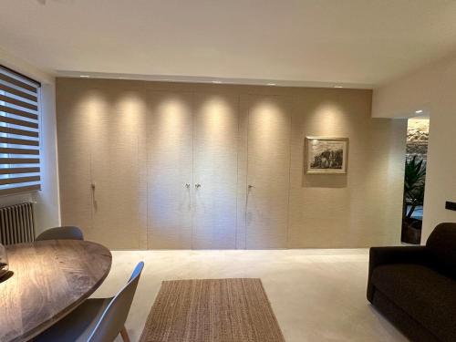 a living room with a table and a large wall at Suite del Pittore in Tivoli