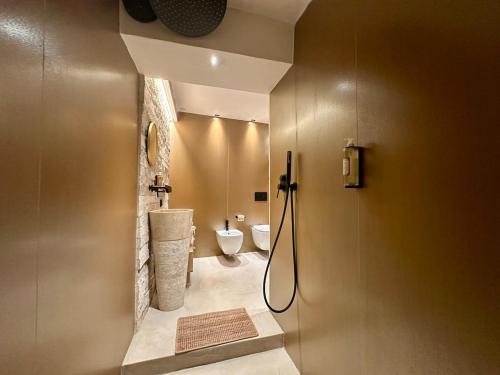 a bathroom with a toilet and a sink at Suite del Pittore in Tivoli