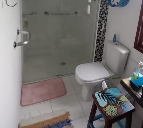 a bathroom with a shower and a toilet and a sink at Chalé Puertas y Ventanas in São Sebastião