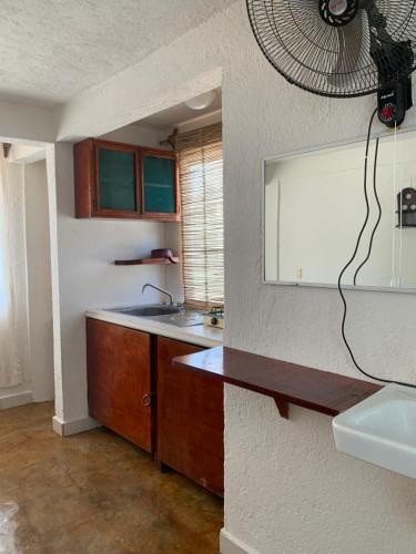 eine Küche mit Spüle und Arbeitsplatte in der Unterkunft Habitaciones Nava in Brisas de Zicatela